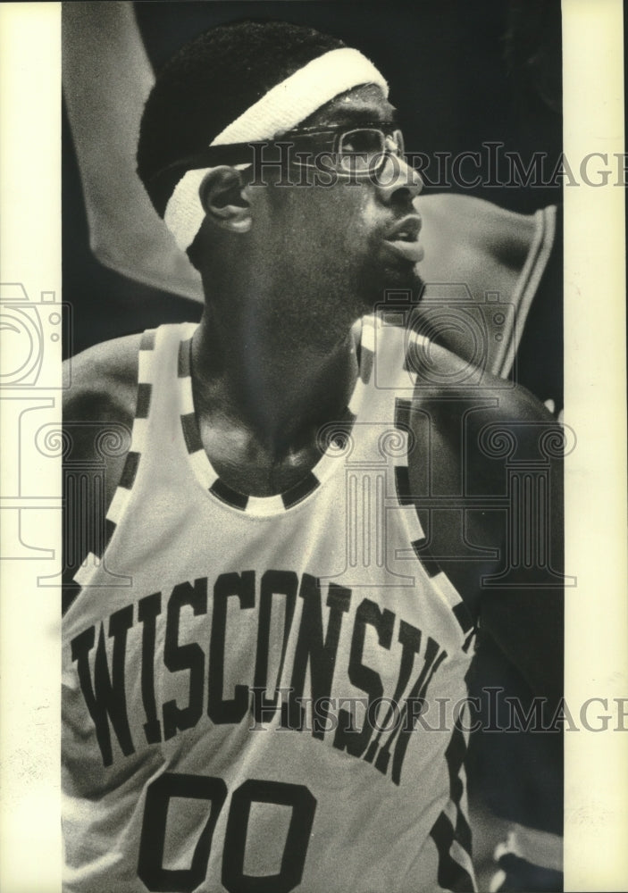 1979 Press Photo University of Wisconsin center Larry Petty in headband, goggles - Historic Images