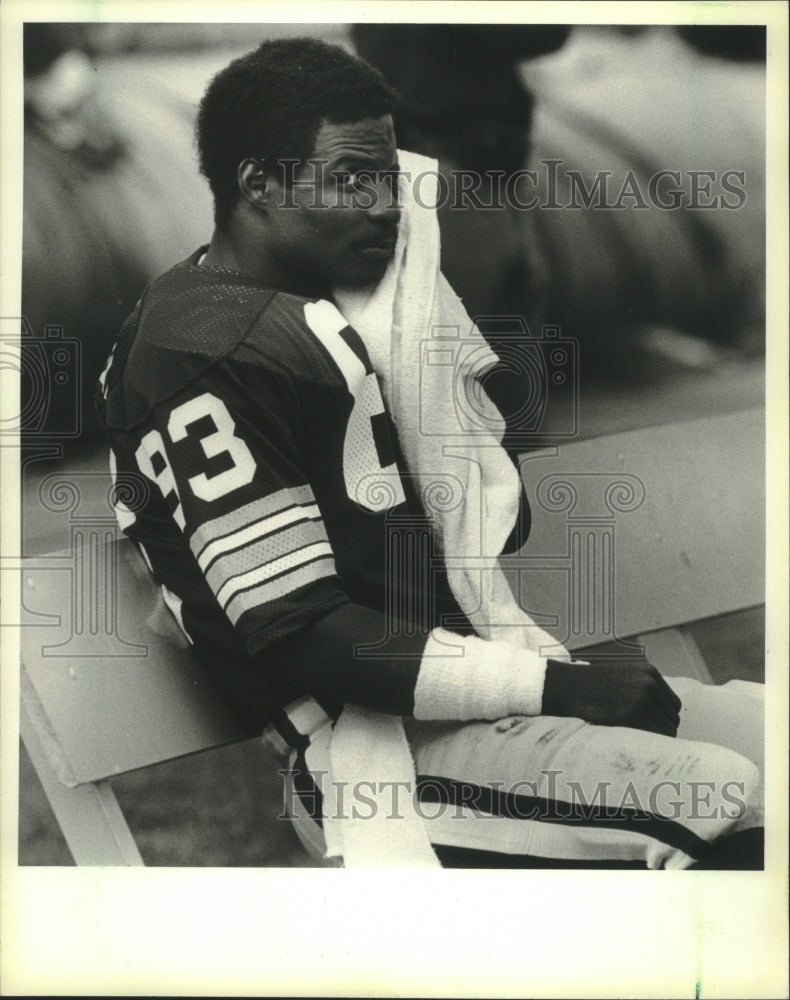 1981 Press Photo Green Bay wide receiver John Jefferson sits on the sidelines- Historic Images