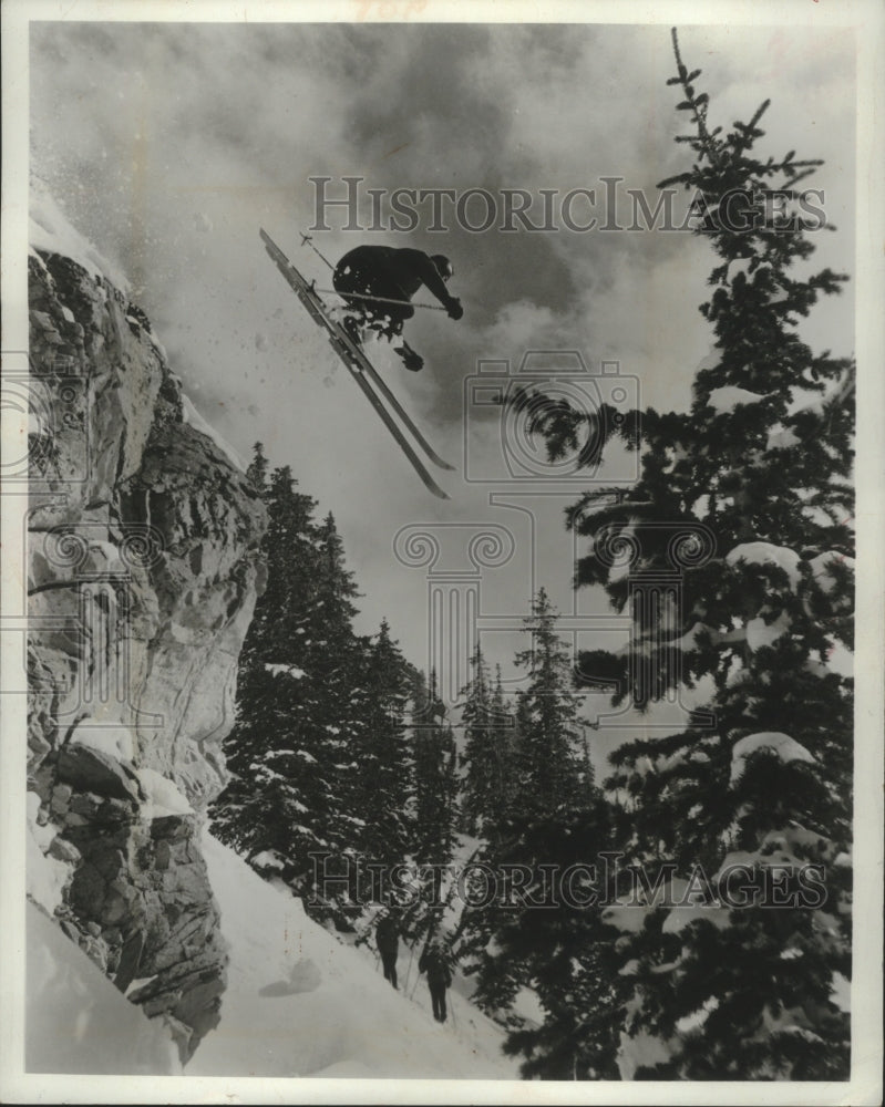 1971 Press Photo A Daring Skier Leaps off Cornice in Utah - mjt17046- Historic Images