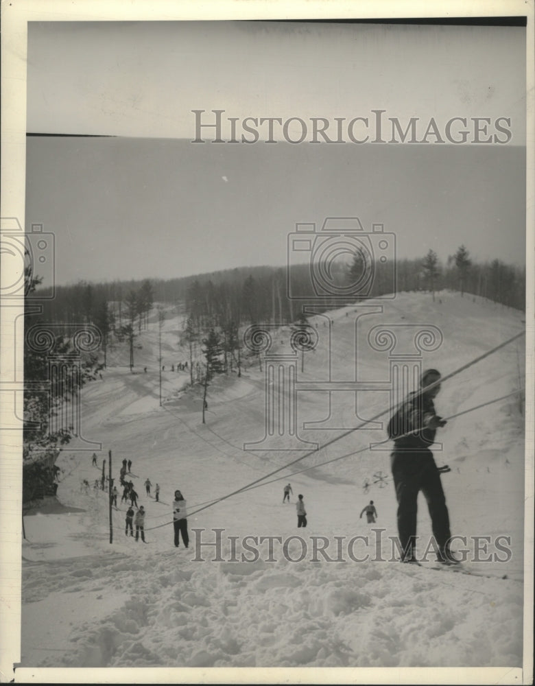 1952 Press Photo Rope tows at Telemark slopes make it easy to get to the top. - Historic Images
