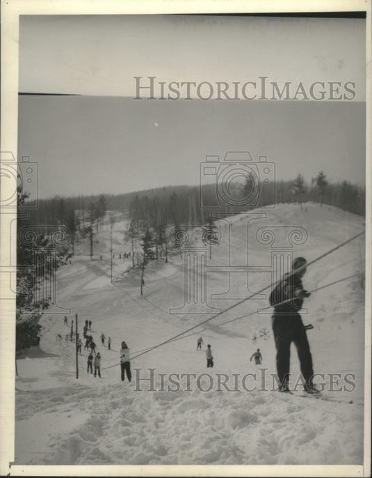 1952 Press Photo Rope tows at Telemark slopes make it easy to get to the top. - Historic Images