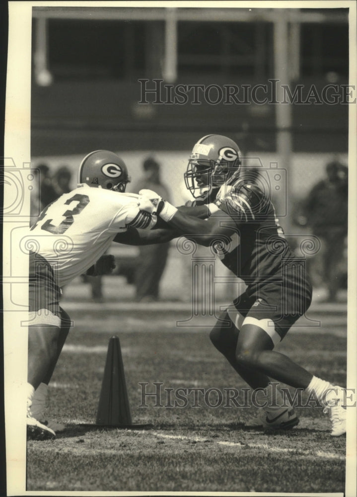 1993 Pack Rookie linebacker Wayne Simmons at left in first minicamp - Historic Images
