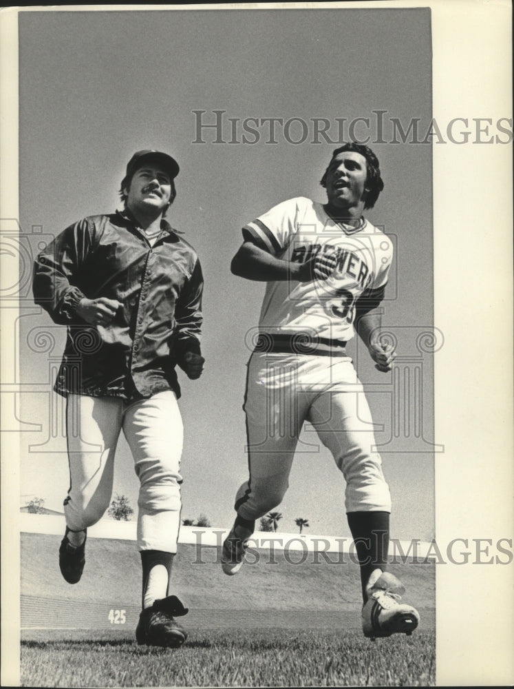 1975 Press Photo Brewers baseball&#39;s Jim Slaton &amp; Clyde Wright go jogging - Historic Images