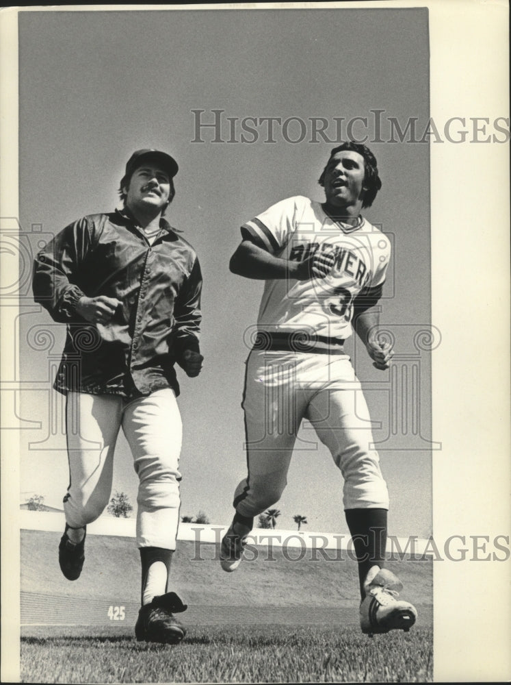 1975 Press Photo Brewers baseball's Jim Slaton & Clyde Wright go jogging - Historic Images
