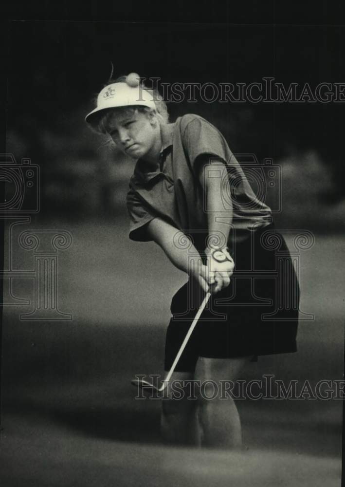 1988 Press Photo Terri Thompson professional golfer chips ball on 11th green.- Historic Images