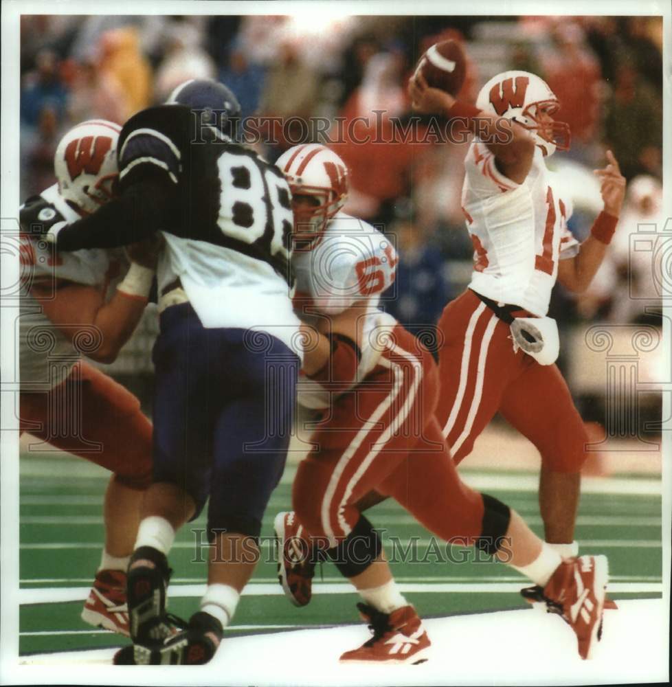 1994 Wisconsin's Jamie Vanderveldt Protects Quaterback Jay Macias - Historic Images