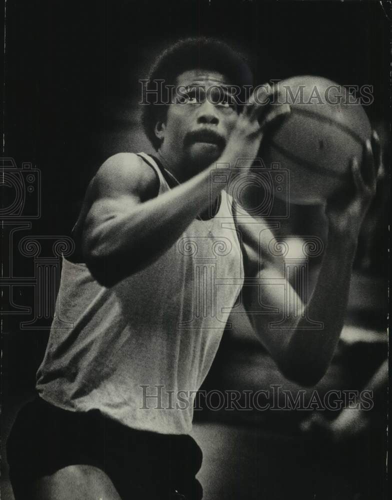 1974 Press Photo Milwaukee Bucks' Guard George Thompson Shooting Basketball- Historic Images