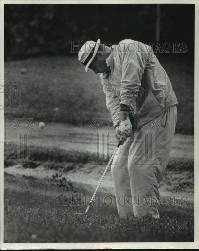 1969 Press Photo Golfer Dick Sucher Chips Out of Trap at Westmoor Country Club- Historic Images