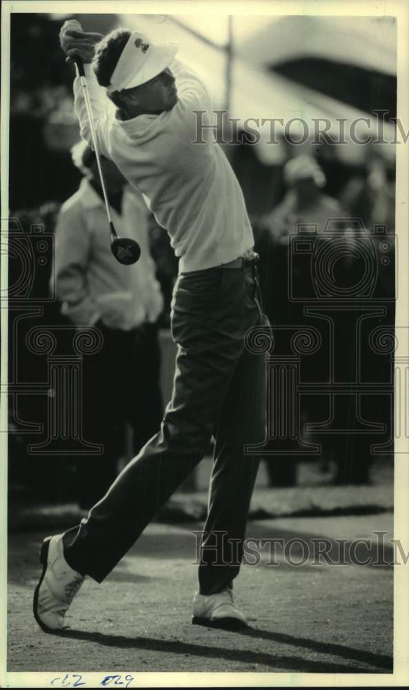 1986 Press Photo Bob Tway Swings at Greater Milwaukee Open Pro-Am at Tuckaway - Historic Images