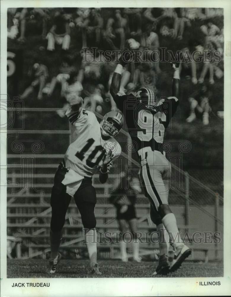 1983 Press Photo University of Illinois quarterback Jack Trudeau throws a pass - Historic Images