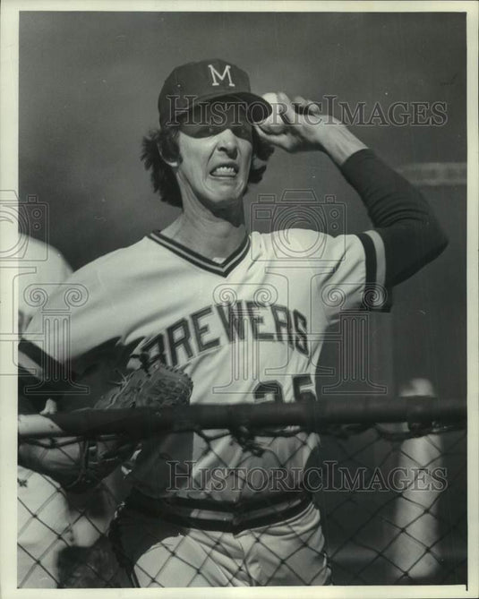 1977 Milwaukee Brewers' Bill Travers pitched batting practice - Historic Images