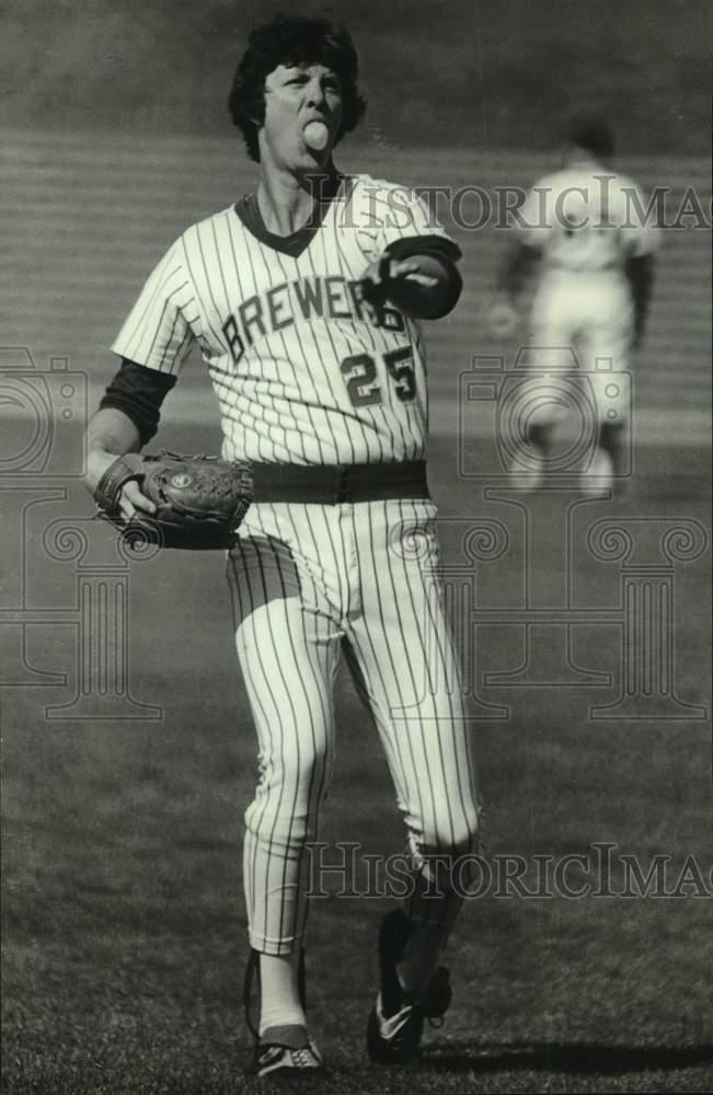 1980 Milwaukee Brewers pitcher Bill Travers works out in spring - Historic Images