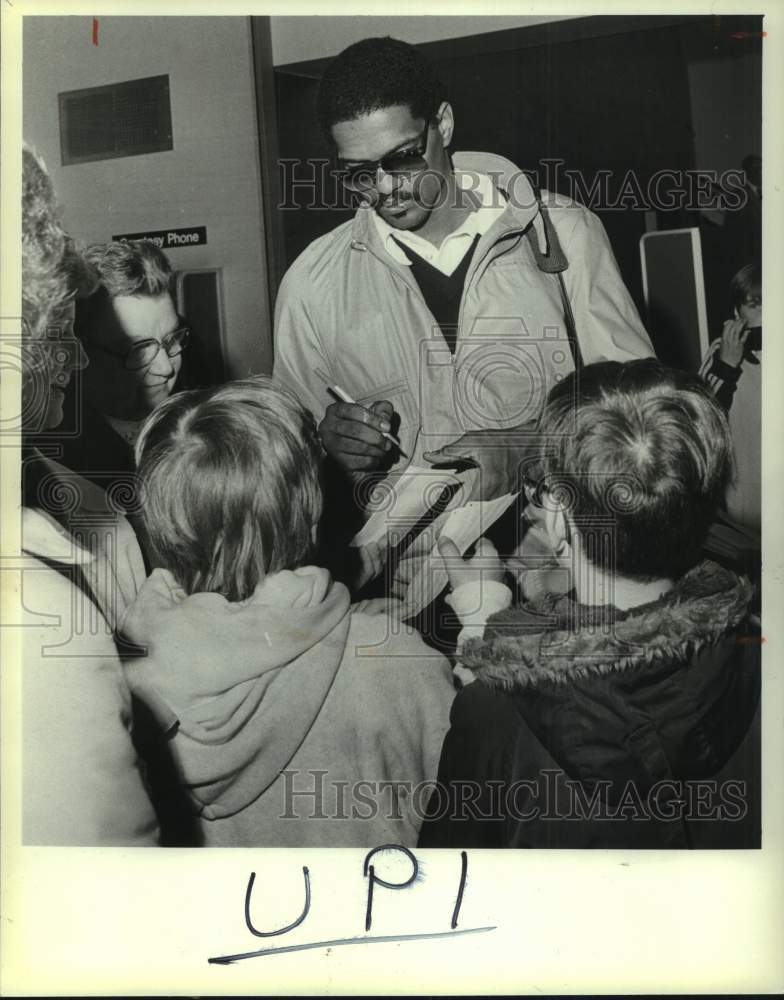 1981 Press Photo Bucks basketball&#39;s Marques Johnson with fans at Mitchell Field- Historic Images