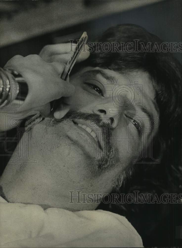 1976 Press Photo Catcher Darrell Porter of the Milwaukee Brewers shaves beard - Historic Images