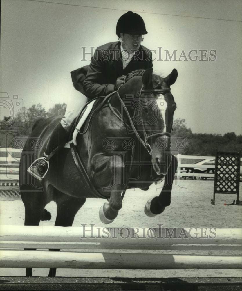 1994 Press Photo Laura Hartfield-Hennes guides her horse through steeple jumps.- Historic Images