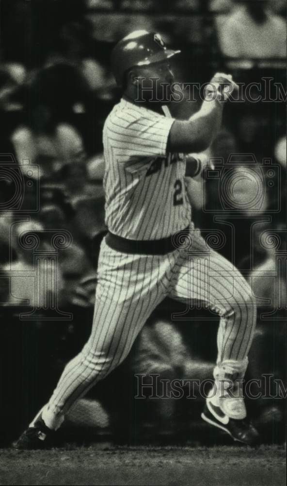 1989 Press Photo Milwaukee Brewers&#39; Greg Vaughn watches his winning hit.- Historic Images