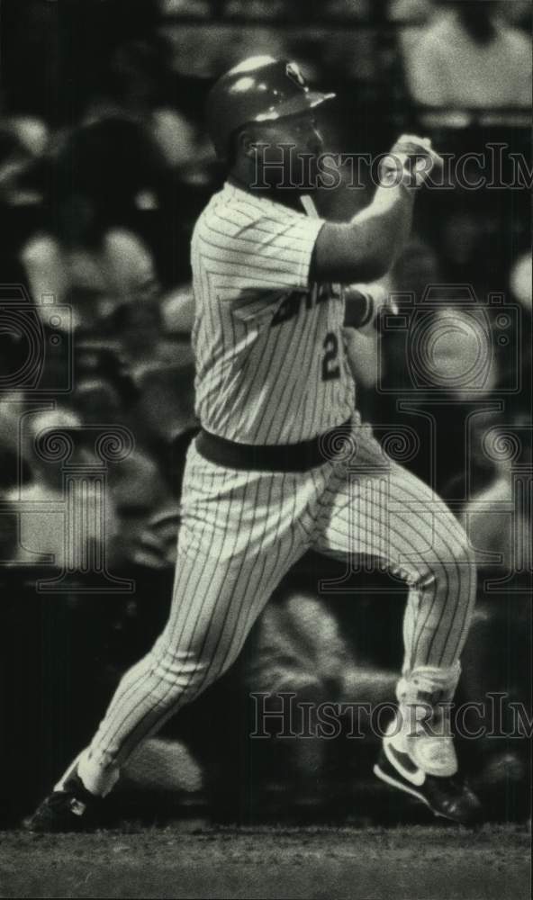 1989 Press Photo Milwaukee Brewers' Greg Vaughn watches his winning hit.- Historic Images