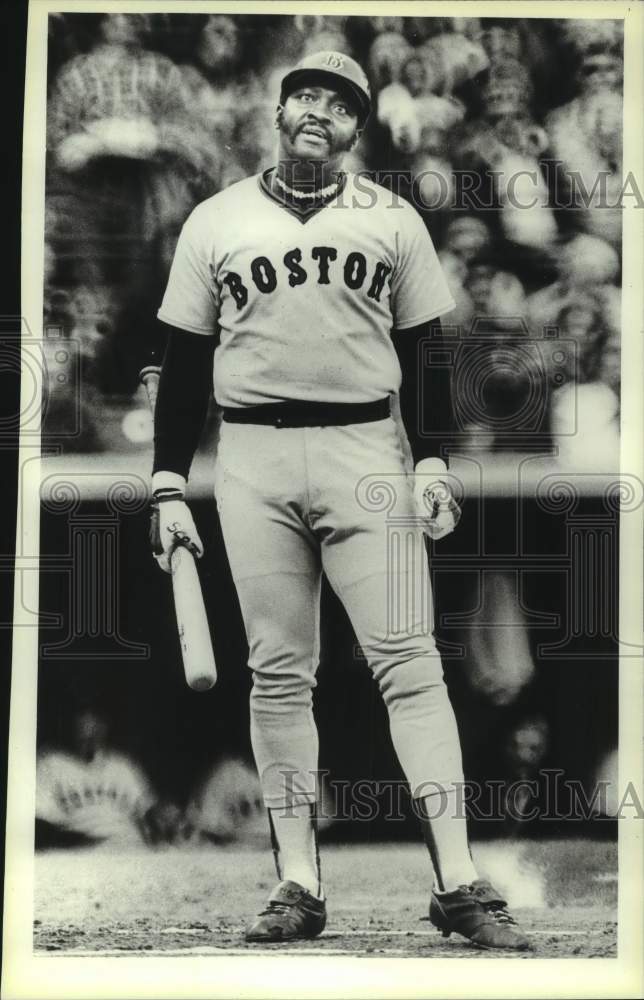 1977 Press Photo Baseball Player George Scott looking into stands - mjt17980- Historic Images