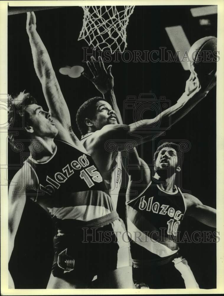 1978 Press Photo Bucks basketball&#39;s Marques Johnson slices between opponents - Historic Images