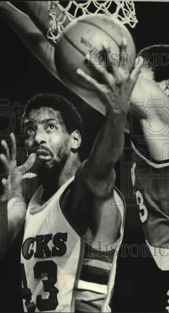 1982 Basketball player Michey Johnson and Mychal Thompson under hoop - Historic Images