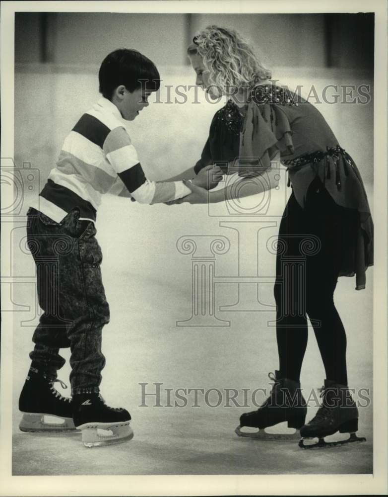 1989 Olympic medalist Rosalynn Sumners with boy in Milwaukee - Historic Images