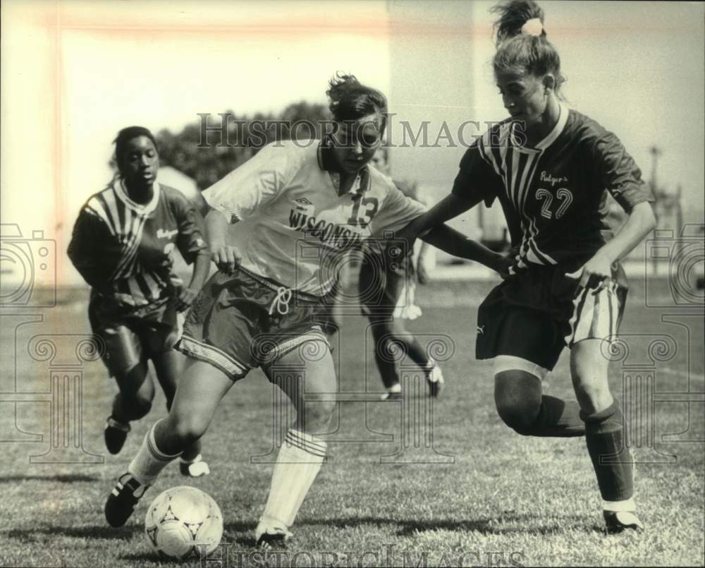 1993 Press Photo Wisconsin's Becky Shebesta dribbles ball by a Rutgers player- Historic Images