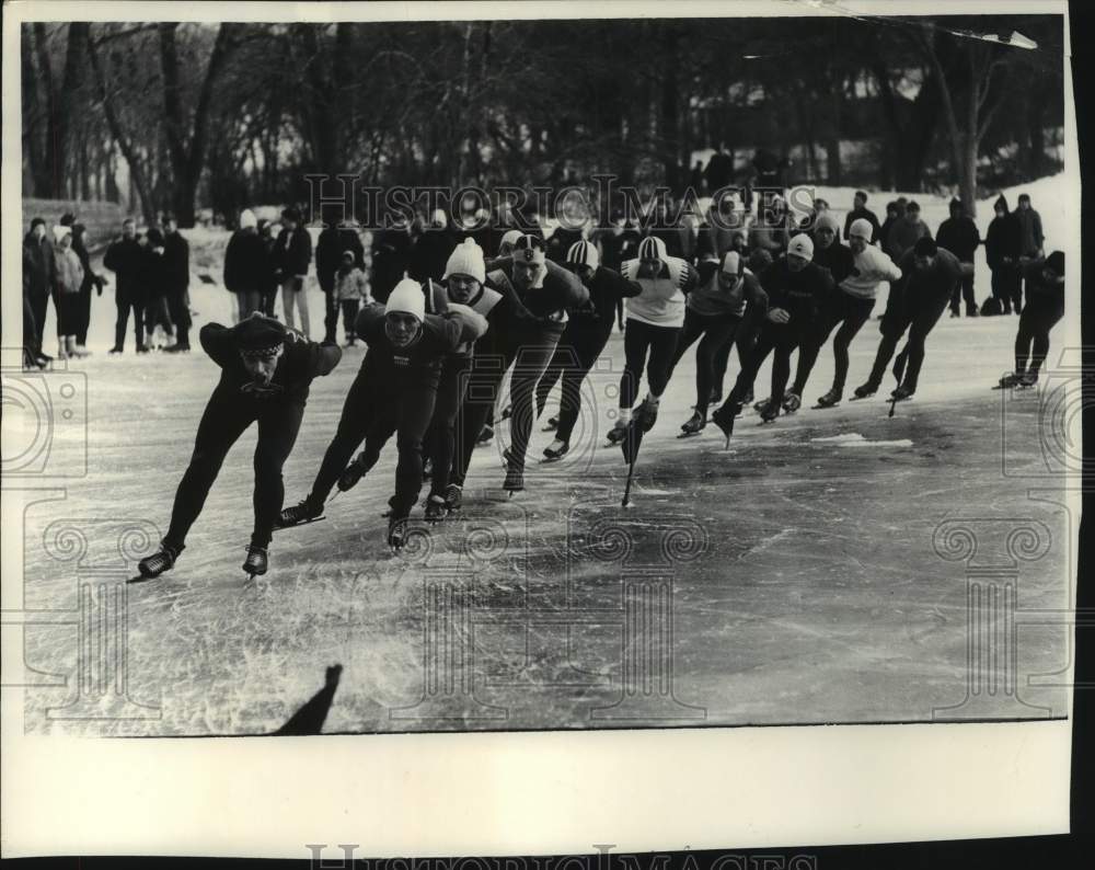 1985 Speed skater Howie Gutgesell leads the field at Washington Park - Historic Images