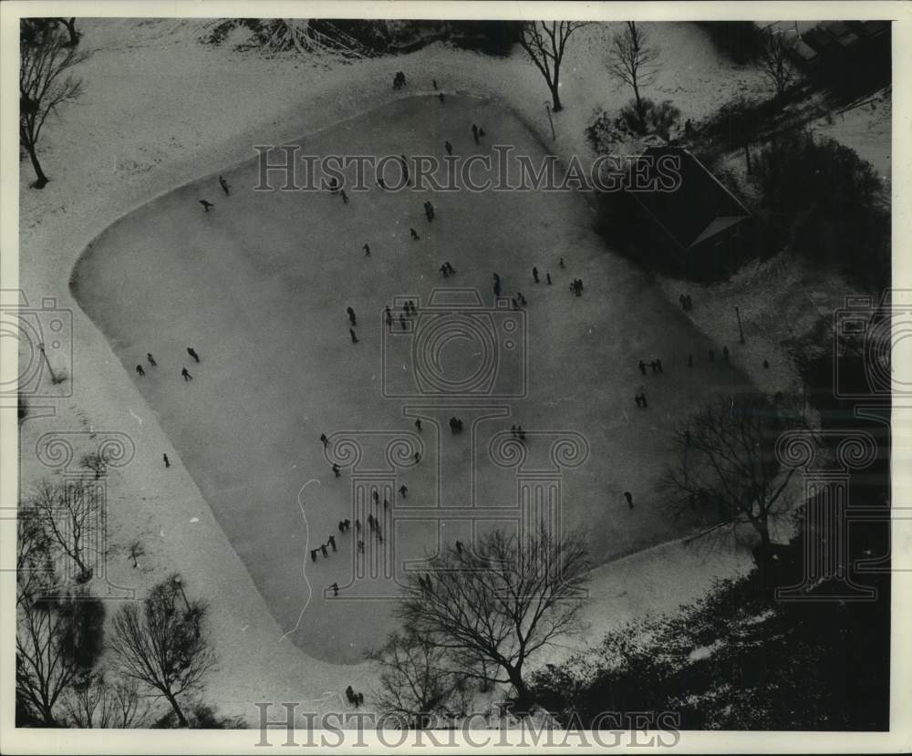 1961 Press Photo Aerial view of skaters on the Klode Park outdoor ice rink - Historic Images