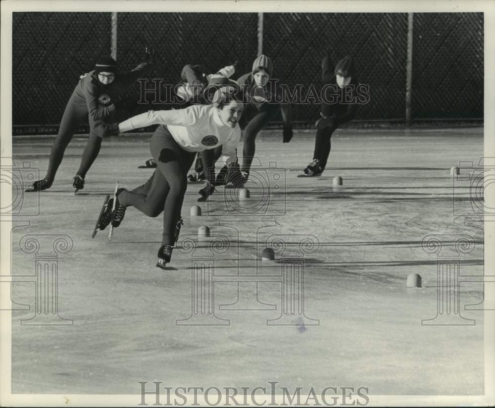 1968 Press Photo skater Mary Saxton won juvenile race in Northbrook, Illinois - Historic Images