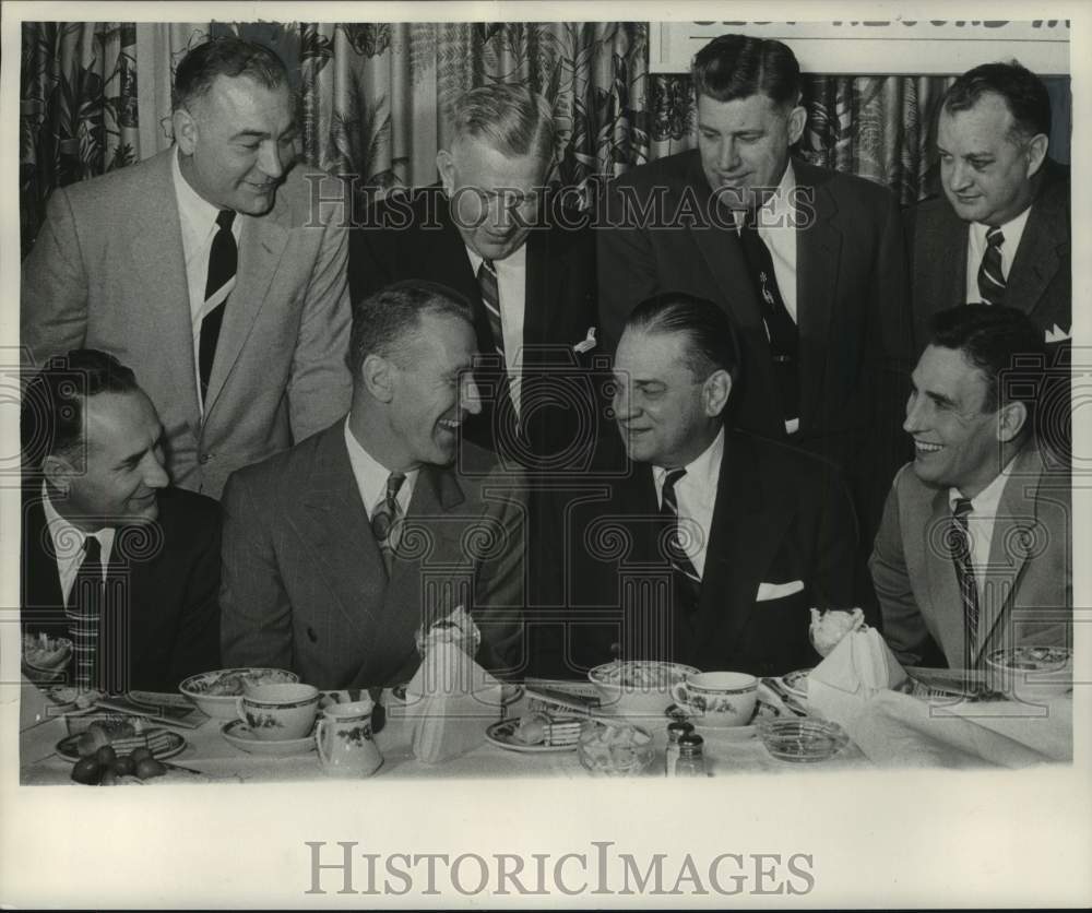 1954 Press Photo Football coach Ivy Williamson and others at dinner, Wisconsin - Historic Images