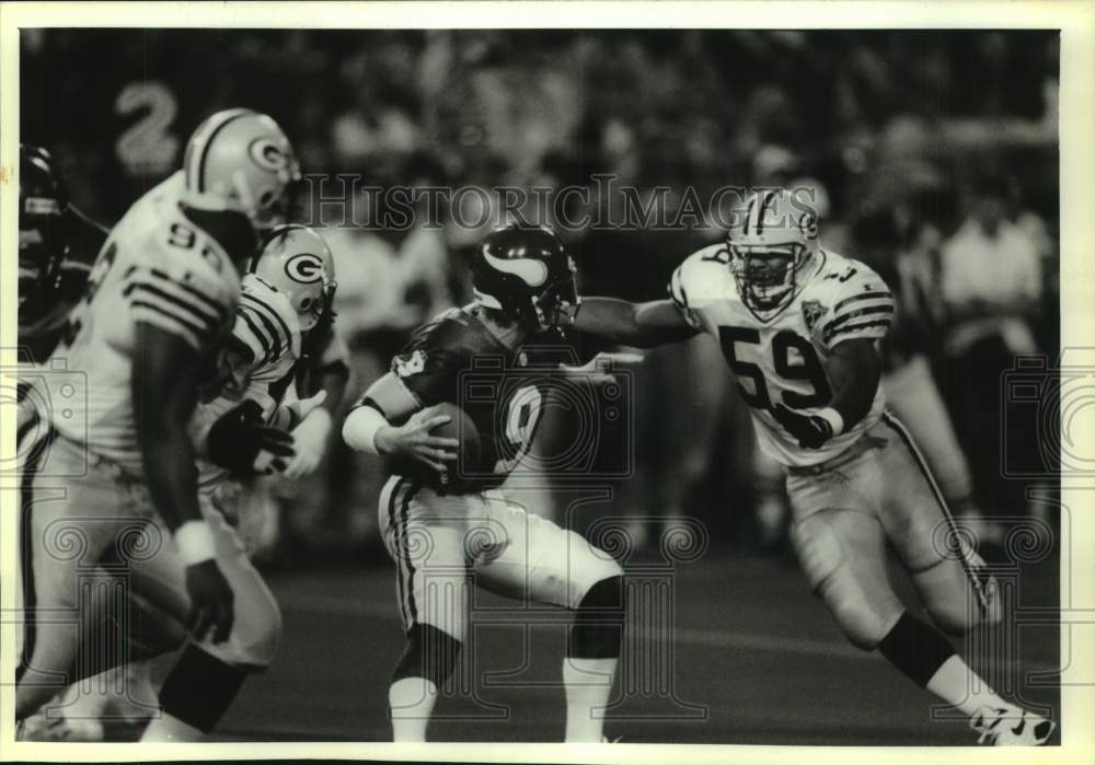 1993 Green Bay Packers rookie Wayne Simmons after Viking quarterback - Historic Images