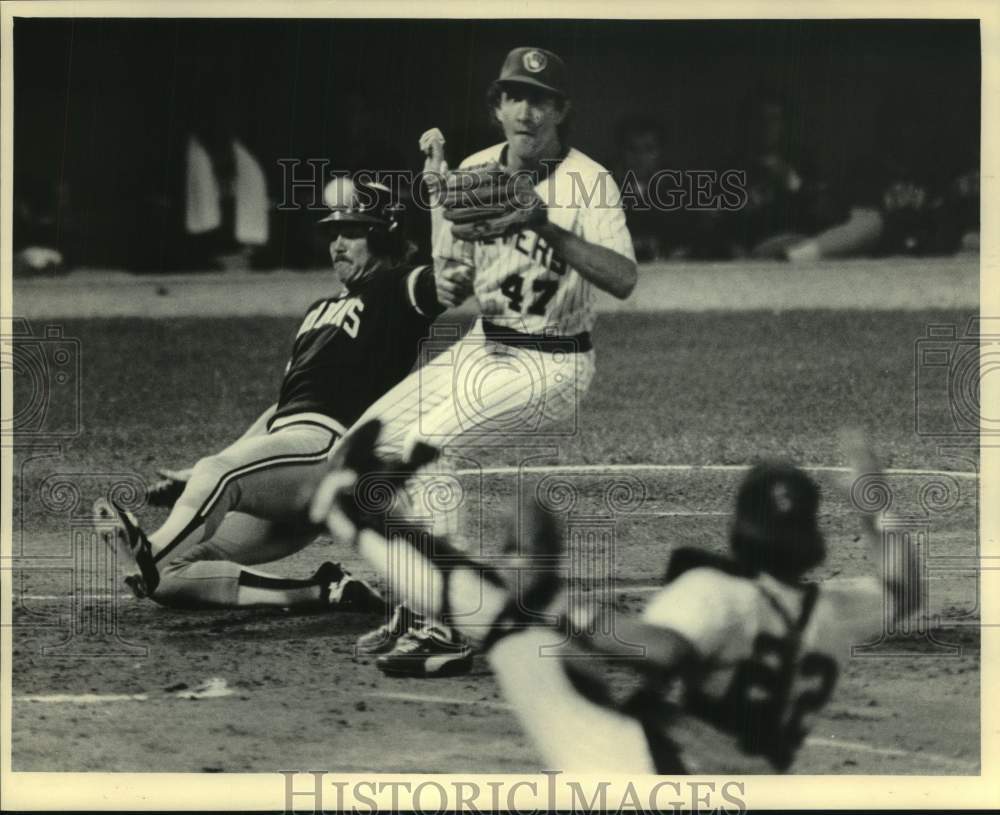 1984 Milwaukee Brewer Jaime Cocanower waits for throw from catcher - Historic Images