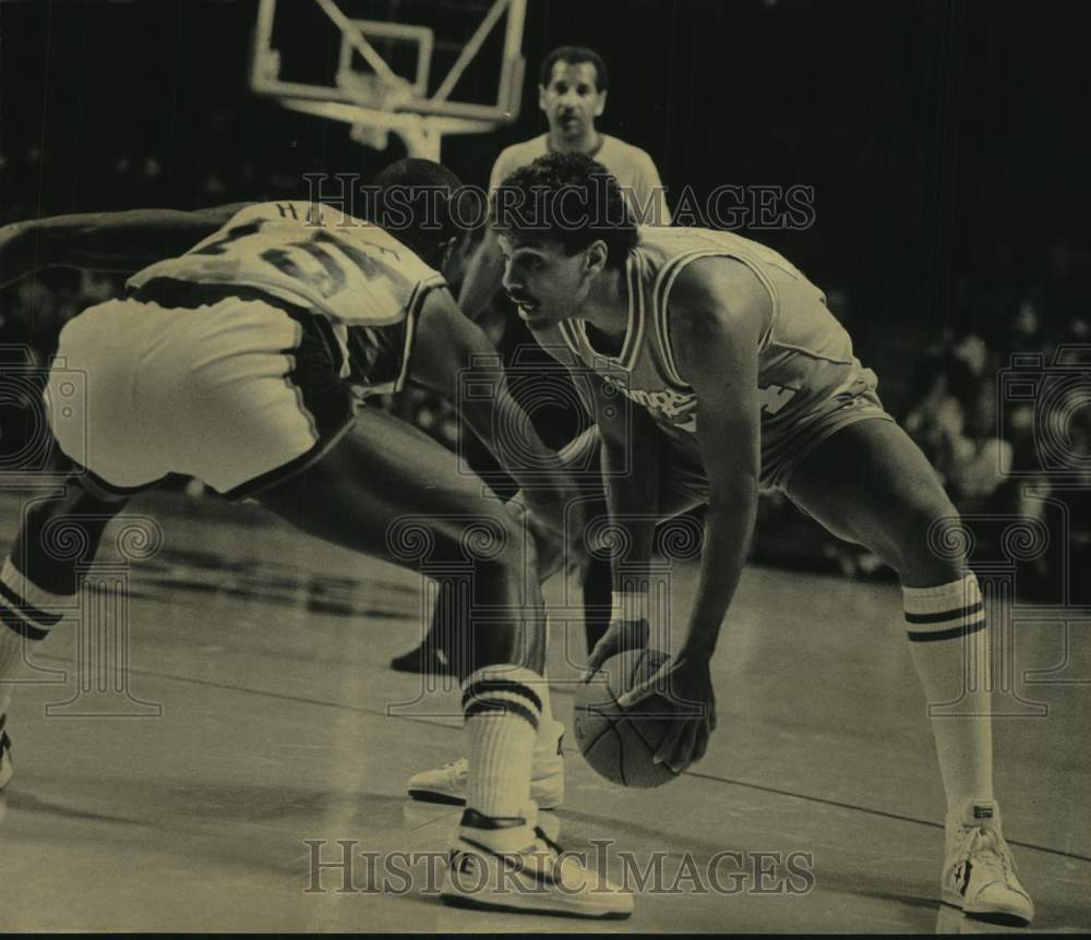 1985 Press Photo Milwaukee Bucks' Craig Hodges eye-to-eye with Reggie Theus- Historic Images