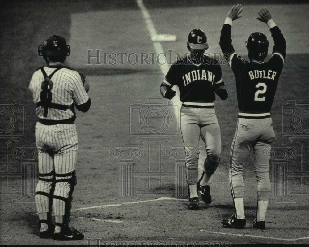 1984 Press Photo Tony Bernarzard, teammate during baseball game vs. the Brewers- Historic Images