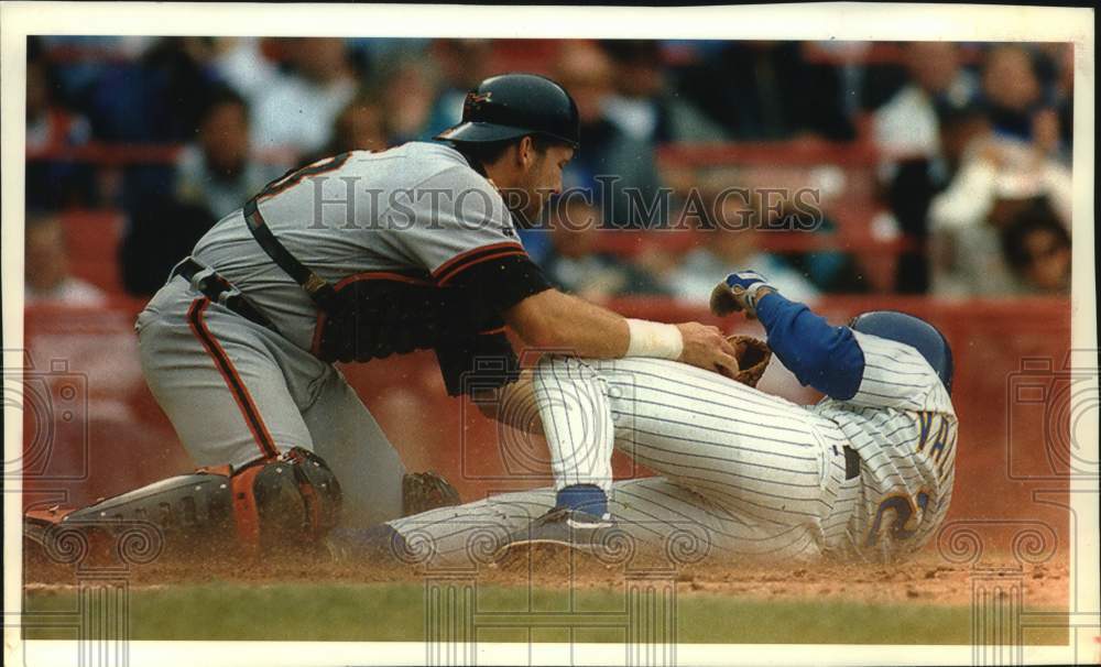 1993 Press Photo Brewers' Jose Valentin scores as Orioles' Chris Hoiles tags him- Historic Images