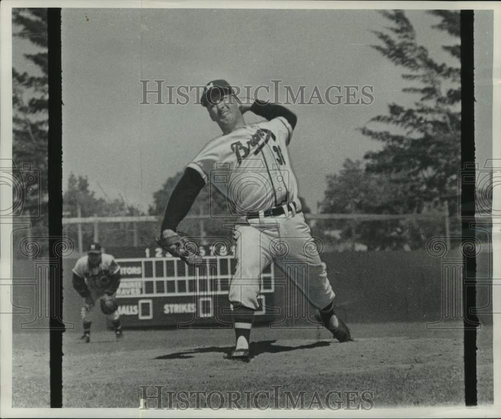 1956 Press Photo Braves Pitcher Lou Sleater on the field - mjt18430- Historic Images