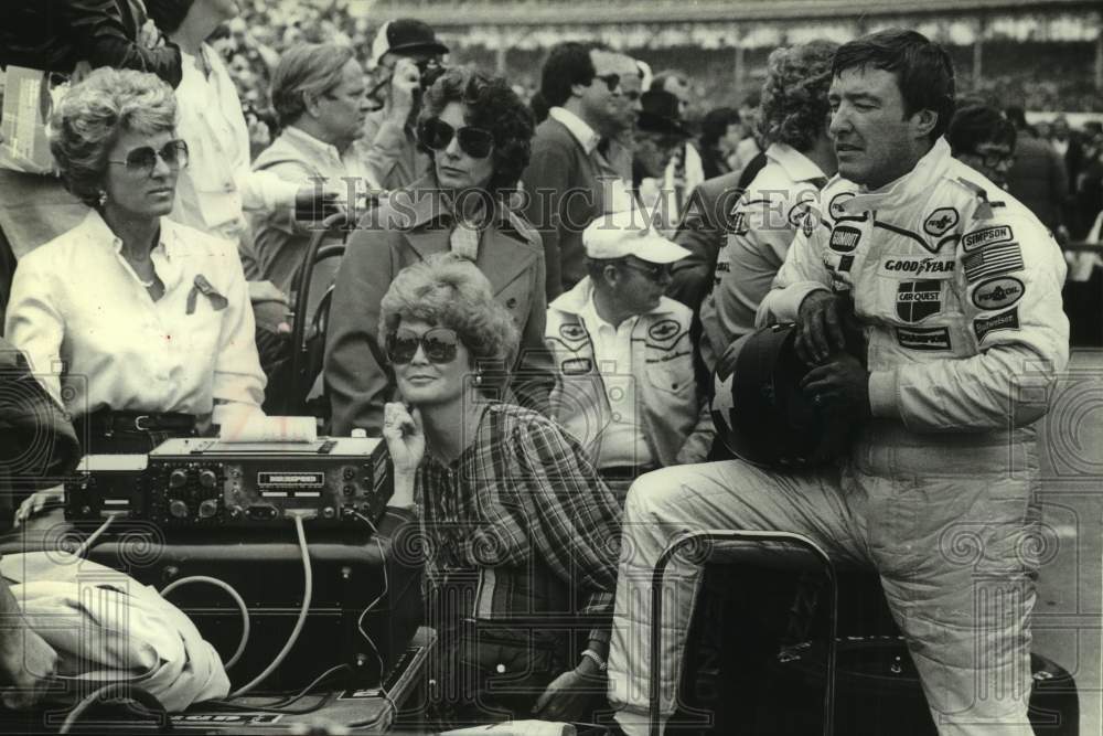 1981 Press Photo Car racer Johnny Rutherford at the race track with others- Historic Images