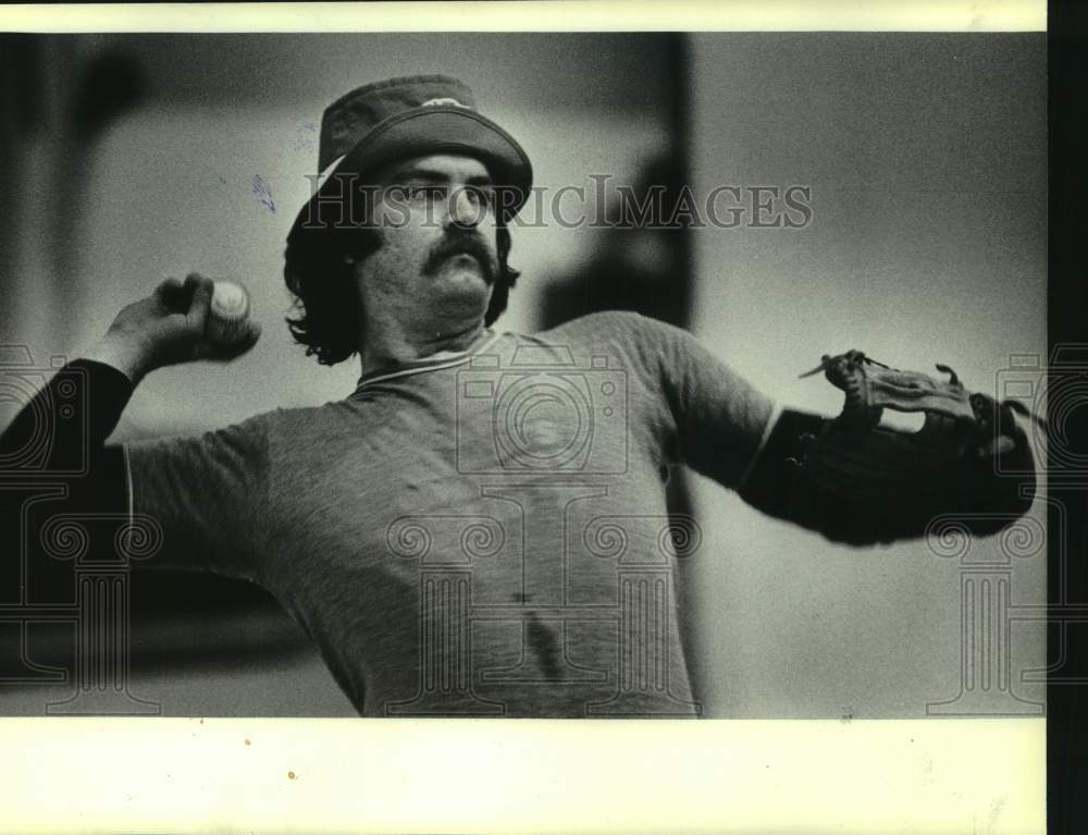 1980 Press Photo Brewers&#39; Gorman Thomas Throwing Baseball In Spring Training - Historic Images