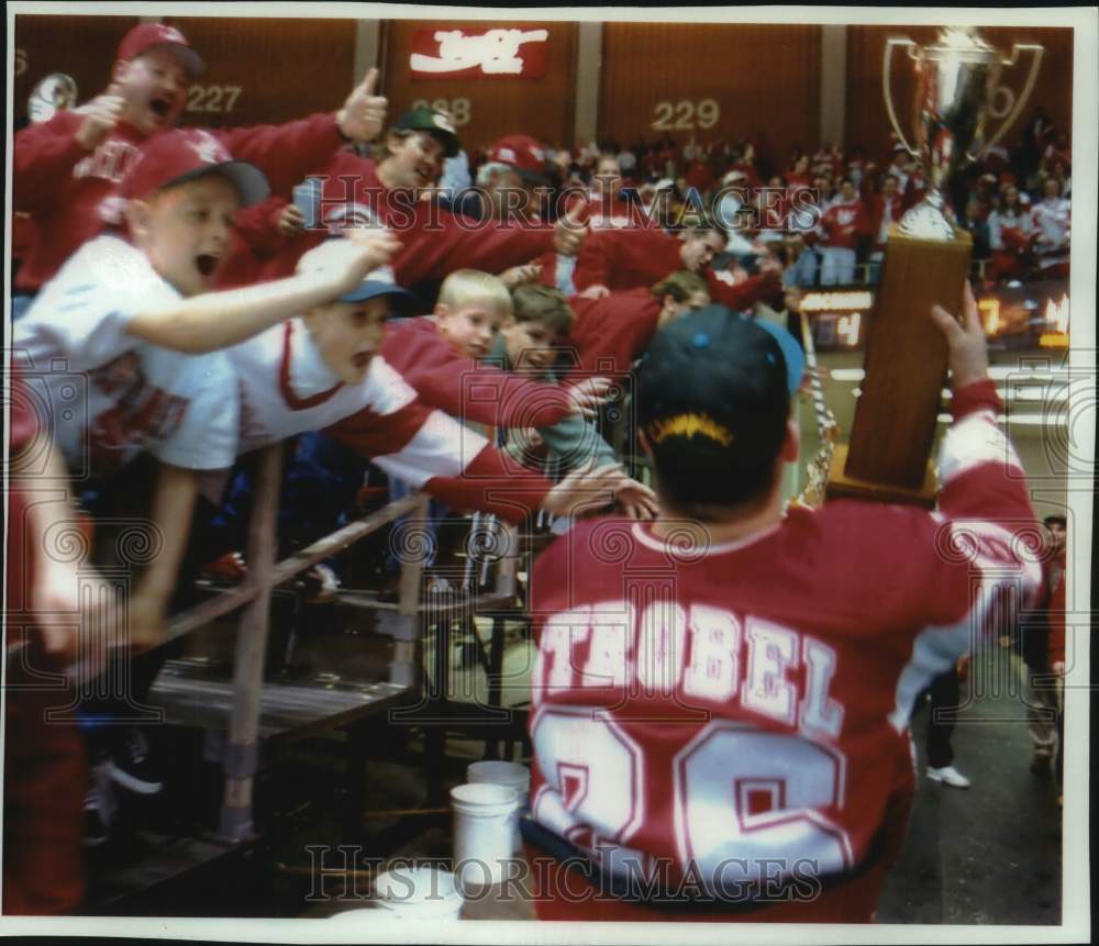 1995 Badger captain Mark Strobel is greeted by many fans - Historic Images