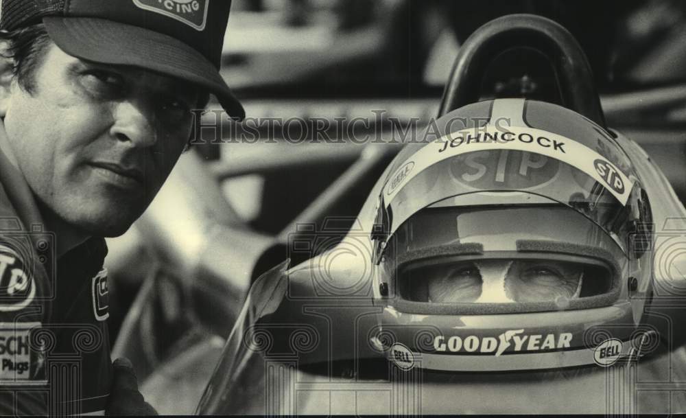 1983 Press Photo Gordon Johncok and Crew Member Make a Plan at Indianapolis 500- Historic Images