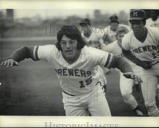 1974 Press Photo Milwaukee's Catcher Darrell Porter Leads Drill in Arizona- Historic Images