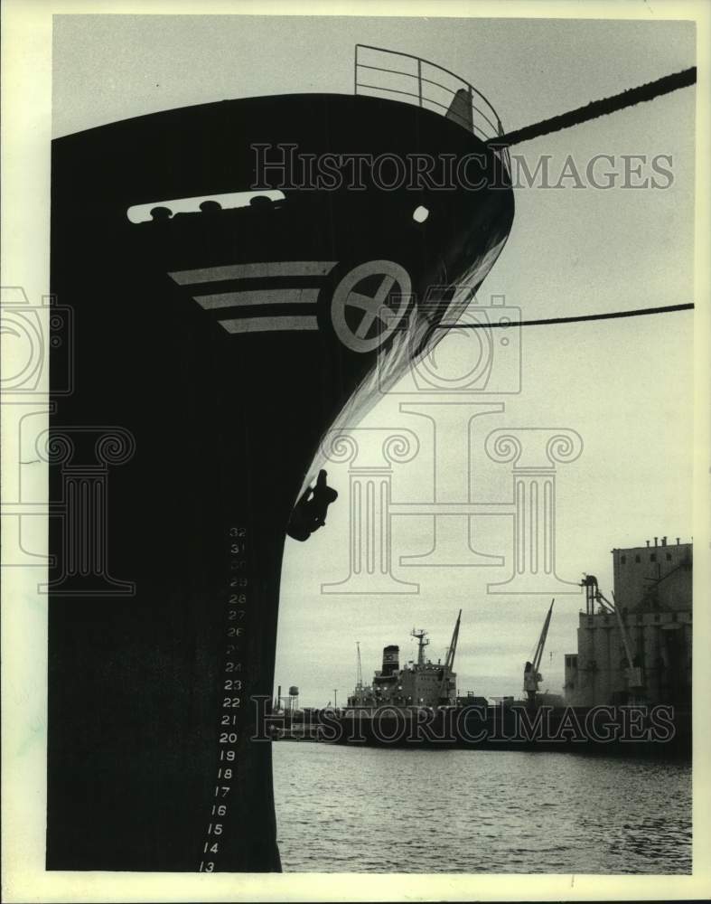 1982 Press Photo The Bow of the Greek Freighter Reliant at Jones Island Terminal- Historic Images