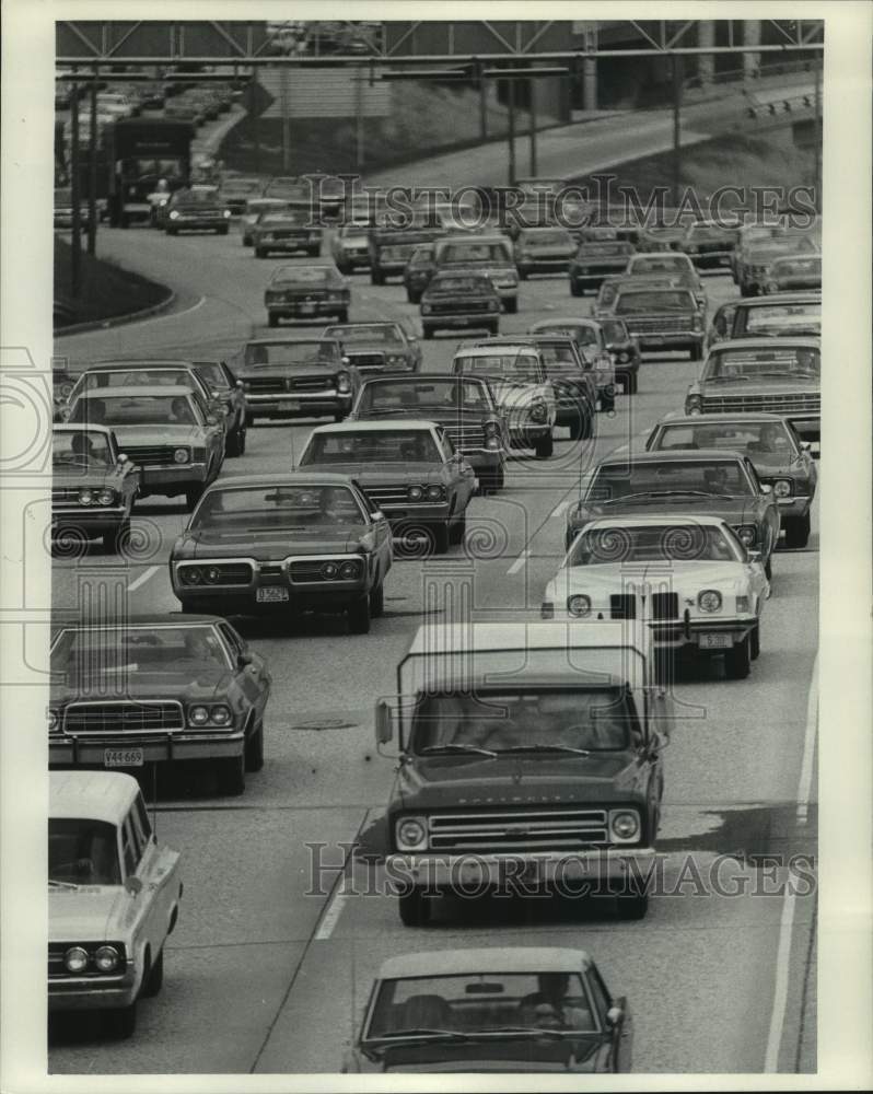 1973 Press Photo A View of the Traffic in Milwaukee on Stadium Freeway - Historic Images