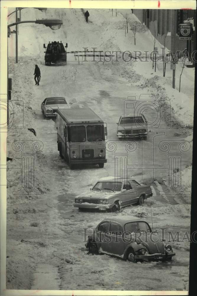 1979 Press Photo Cars frozen to the street near Technical College in Milwaukee - Historic Images