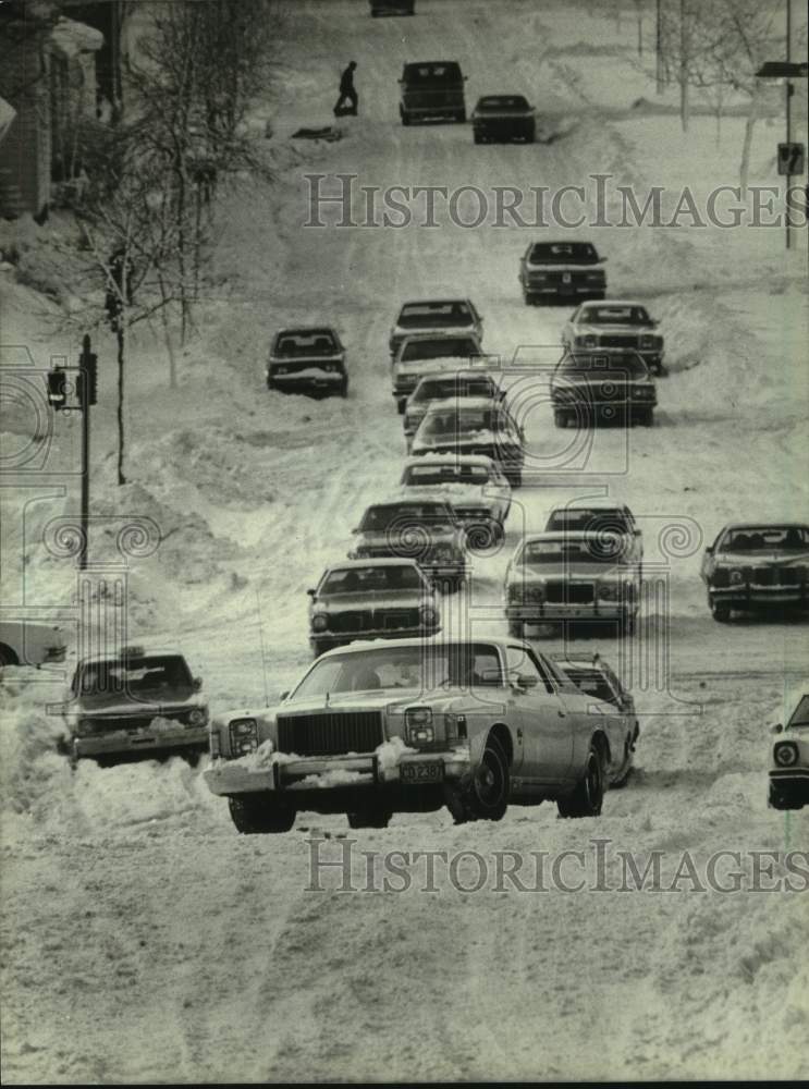 1982 Press Photo Traffic on an icy hill in Milwaukee, Wisconsin - mjt19025- Historic Images