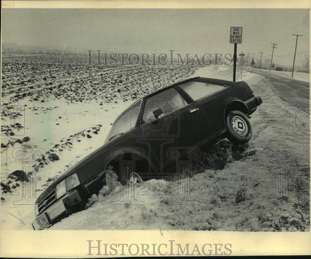 1986 Press Photo An abandoned car stuck in snow on the road in Germantown - Historic Images