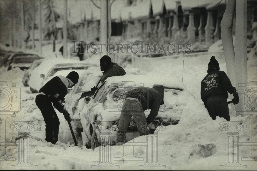 1982 Press Photo Team Of Shovelers Trying To Free Car In Milwaukee, Wisconsin- Historic Images