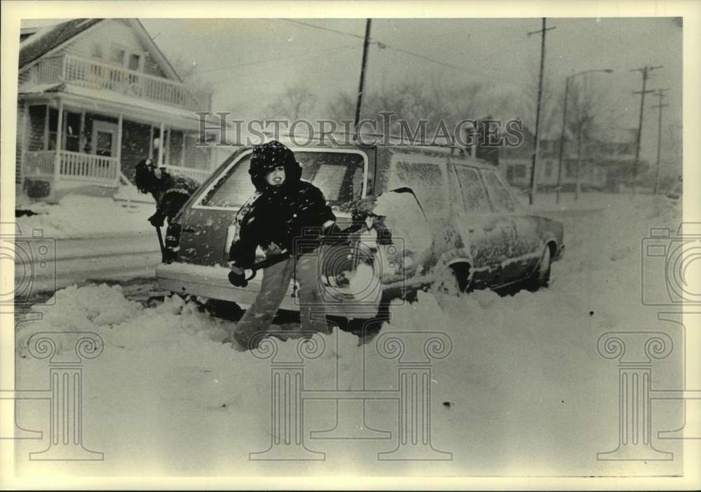 1990 Press Photo Nadine Benitez and Andrea Cera shovel snow in Waukesha, Wis. - Historic Images