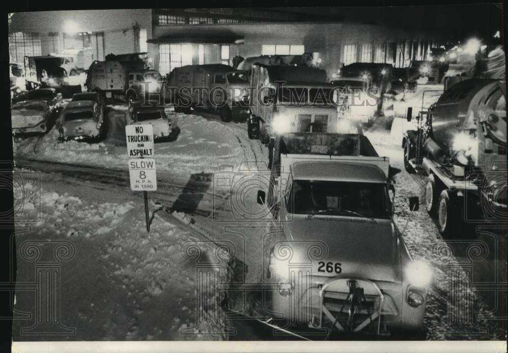 1981 Press Photo City trucks with plows hit the streets in Milwaukee, Wisconsin - Historic Images
