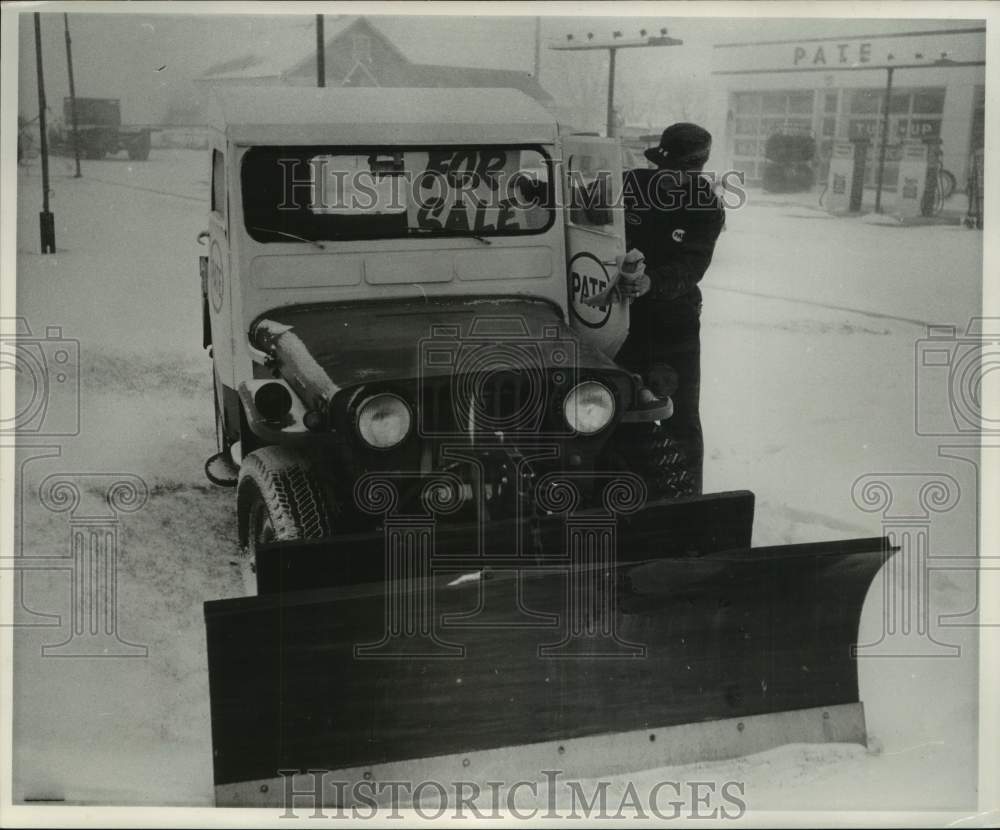 1961 Press Photo Ernst Lasanske pulls sale sign after snow in Menomonee Falls- Historic Images